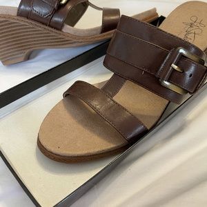 Barely worn. Excellent condition